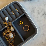 smykkeskrin med smykker i