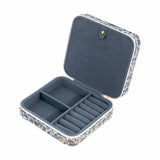 smykkeskrin med smykker i