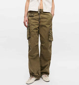 pige i grønne cargobukser