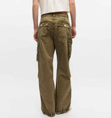 pige i grønne cargobukser