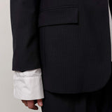 pige i blå pinstripe blazer købt i HAUSFRAU