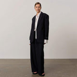 pige i oversized blazer købt i HAUSFRAU