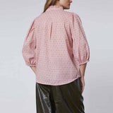 pige i lyserød skjorte købt i HAUSFRAU