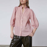 pige i lyserød skjorte købt i HAUSFRAU