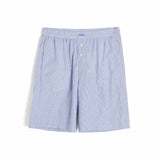 pige i blå stribede shorts