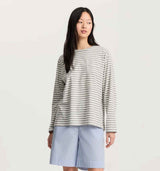 pige i grå og blå stribet Aiayu bluse købt i HAUSFRAU