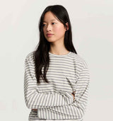 pige i grå og blå stribet Aiayu bluse købt i HAUSFRAU