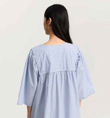 pige i hvid og blå stribet Aiayu kjole købt i HAUSFRAU