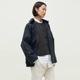 pige i blå oilskinjakke