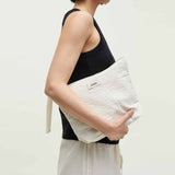 pige med råhvid pouch