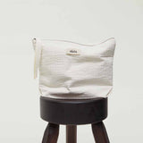 råhvid pouch på en skammel