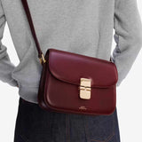 Vin rød skind taske fra APC i Hausfrau