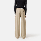 pige i beige bukser købt i HAUSFRAU