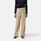 pige i beige bukser købt i HAUSFRAU