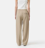 pige i enkle, pæne sandfarvede bukser købt i HAUSFRAU