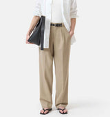 pige i enkle, pæne sandfarvede bukser købt i HAUSFRAU