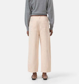 pige i enkle, pæne rosa bukser købt i HAUSFRAU