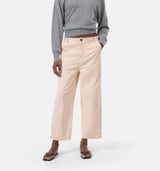 pige i enkle, pæne rosa bukser købt i HAUSFRAU