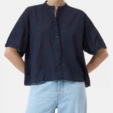 Navy blå cropped skjorte fra Closed