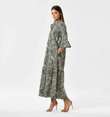 pige i lang grøn kjole købt i HAUSFRAU