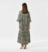 pige i lang grøn kjole købt i HAUSFRAU