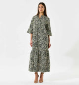 pige i lang grøn kjole købt i HAUSFRAU