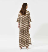 kvinde i lang flot silkekjole