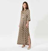 kvinde i lang flot silkekjole