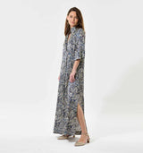 pige i lang blå silkekjole købt i HAUSFRAU