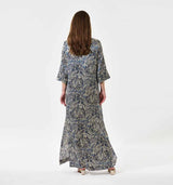 pige i lang blå silkekjole købt i HAUSFRAU