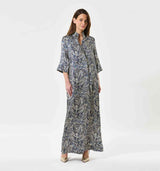 pige i lang blå silkekjole købt i HAUSFRAU