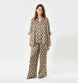 pige i ternet silkebluse købt i HAUSFRAU