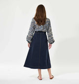 pige i blå mønstret skjorte og nederdel købt i HAUSFRAU