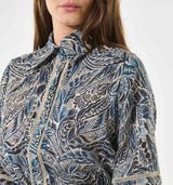 pige i blå mønstret skjorte købt i HAUSFRAU