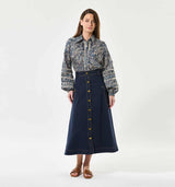 pige i blå mønstret skjorte og blå nederdel købt i HAUSFRAU