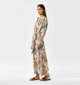 pige i blomstret silkekjole købt i HAUSFRAU