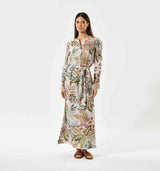 pige i blomstret silkekjole købt i HAUSFRAU