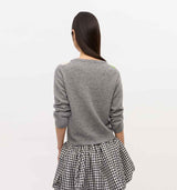 pige i grå cardigan købt i HAUSFRAU