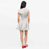 pige i kjole med prikker fra Ganni