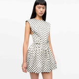 pige i hvid kjole med prikker fra Ganni