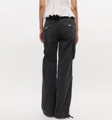 pige i sorte cargo bukser