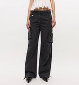 pige i sorte cargo bukser købt i HAUSFRAU