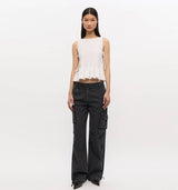 pige i sorte cargo bukser