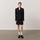 pige i blå slank blazer købt i HAUSFRAU