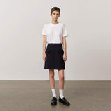 pige i blå slank nederdel købt i HAUSFRAU