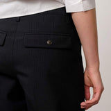 pige i blå pinstripe bukser købt i HAUSFRAU