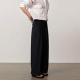 pige i blå pinstripe bukser købt i HAUSFRAU