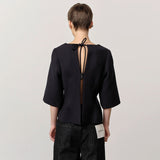 pige i blå taljeret bluse med åben ryg købt i HAUSFRAU