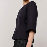 pige i blå taljeret bluse med åben ryg købt i HAUSFRAU