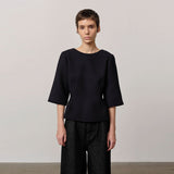 pige i blå taljeret bluse med åben ryg købt i HAUSFRAU